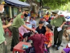 Đoàn thanh niên Công an huyện Mường Chà tuyên truyền phổ biến giáo dục pháp luật và tặng khẩu trang cho nhân dân