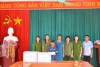 Hội phụ nữ Công an tỉnh tặng quà cho học sinh khó khăn trường Tiểu học Pa Thơm