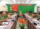 Công an Bình Thuận tuyên truyền pháp luật và tặng quà cho người dân