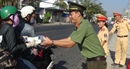 CA Đồng Tháp phát nước, khăn lạnh cho người dân trên đường về quê ăn Tết