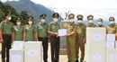 Công an tỉnh Quảng Bình tặng thiết bị y tế cho An ninh tỉnh Khăm Muộn (Lào)