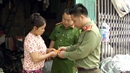 Trao móc khóa ANTT - Trật tự ATGT tại thị trấn Tam Sơn