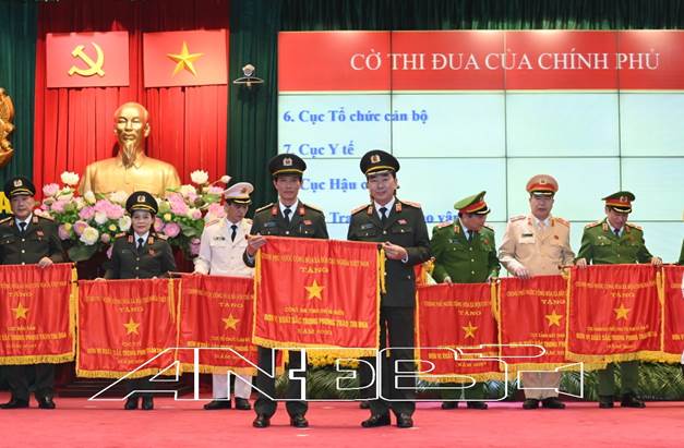 Thừa ủy quyền Thủ tướng Chính phủ, Trung tướng Trần Quốc Tỏ - Ủy viên TW Đảng, Thứ trưởng Bộ Công an đã trao cờ đơn vị xuất sắc trong phong trào trhi đua của Chính Phủ cho Công an Điện Biên