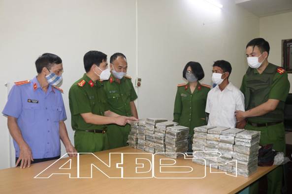 Thượng tá Nguyễn Ngọc Thắng - Phó giám đốc Công an tỉnh Điện Biên kiểm tra tang vật chuyên án bắt 98 bánh heroin