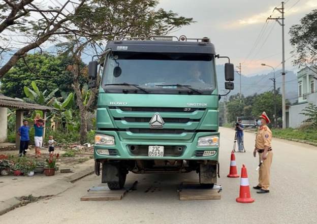 Tránh chim mồi báo chốt, CSGT Hà Giang “hóa trang” bắt xe quá tải -0