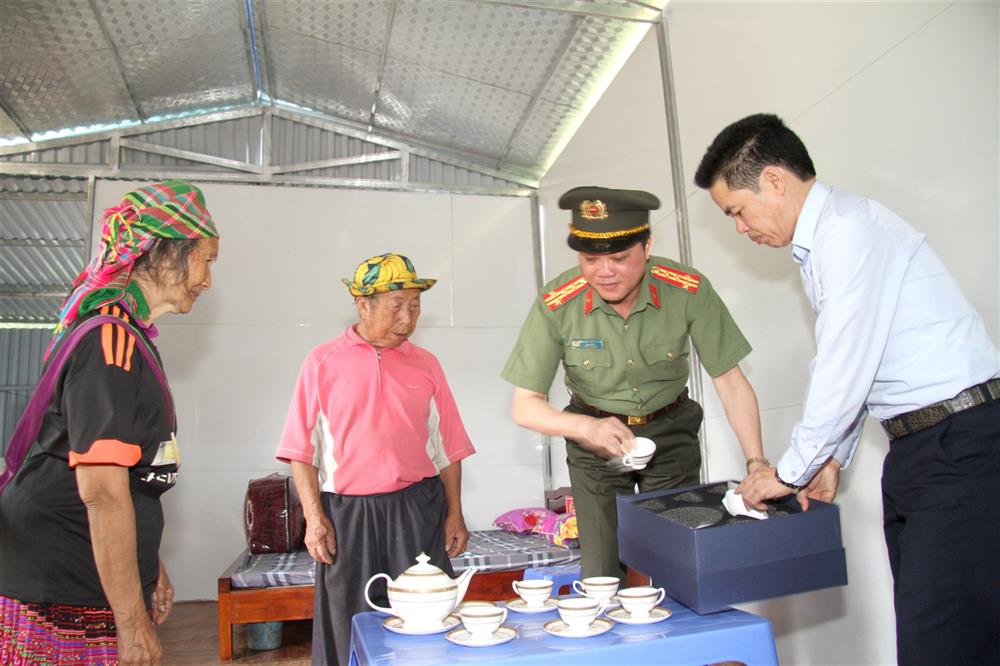 Công an tỉnh Lai Châu trao quà tặng gia đình.