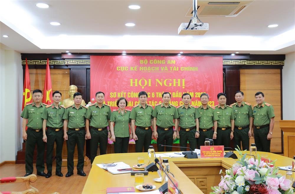 Thứ trưởng Lê Văn Tuyến cùng các đại biểu dự Hội nghị.