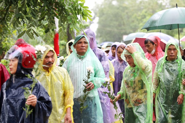 Xúc động cả làng đội mưa đón liệt sĩ hi sinh trên đèo Bảo Lộc về với đất mẹ -0