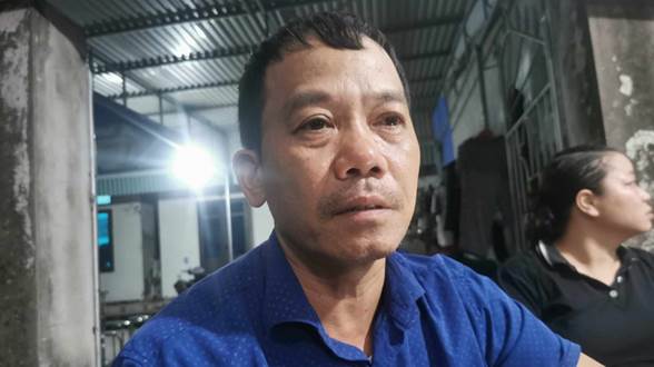 Description: Ông Đỗ Văn Phú đau lòng vì sự ra đi đột ngột của con trai.