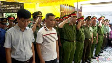 Description: Ban Giám đốc Công an tỉnh Thái Bình cùng nhiều đồng đội tới viếng, tiễn biệt Trung úy Đỗ Văn Tú.