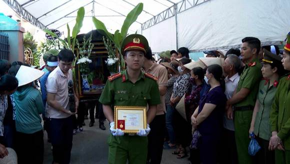Description: Trung úy Đỗ Văn Tú được truy tặng Huy hiệu Tuổi trẻ dũng cảm.