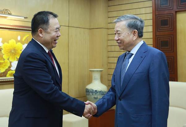Description: Bộ trưởng Tô Lâm và đồng chí Chu Kiến Quốc.