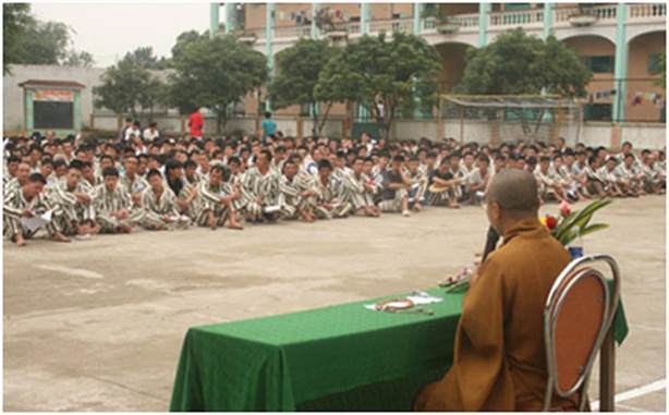 Description: Phạm nhân Trại giam Phú Sơn 4 được nghe giảng về đạo Phật.