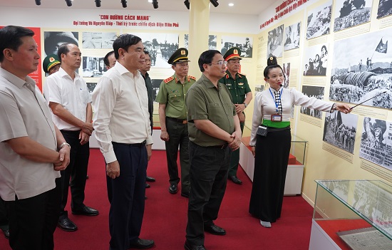 Thủ tướng Phạm Minh Chính cùng đoàn đại biểu tham quan phòng trưng bày tại Khu tưởng niệm Đại tướng Võ Nguyên Giáp.